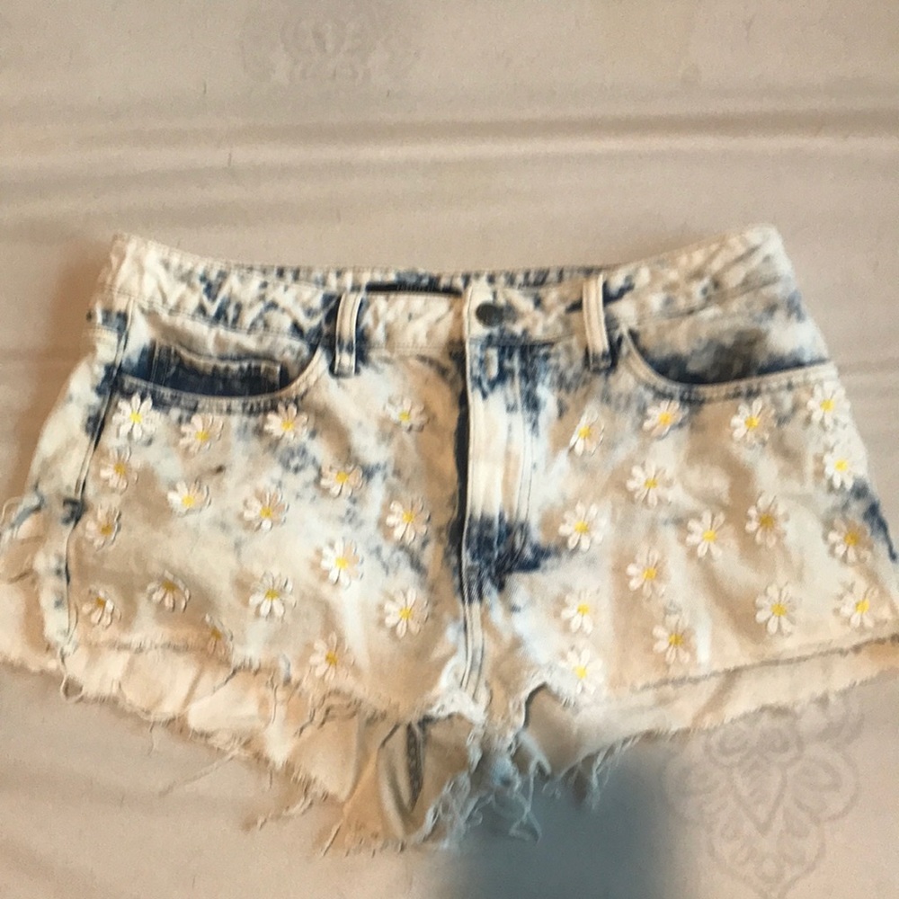 Daisy embellished acid wash shorts